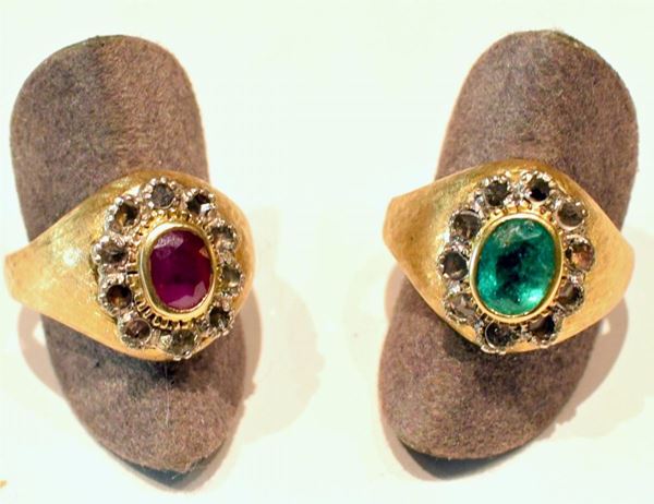 DUE ANELLI IN ORO GIALLO, DIAMANTI , SMERALDO
