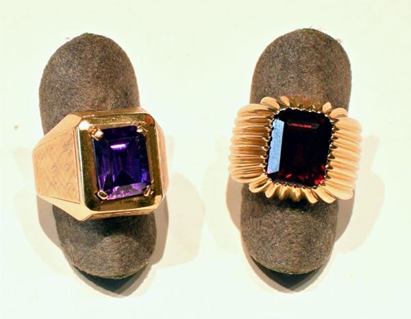 DUE ANELLI IN ORO GIALLO E PIETRE  - Asta ANTIQUARIATO, COLLEZIONISMO E GIOIELLI - Poggio Bracciolini Casa d'Aste