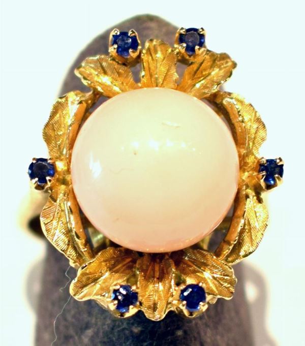 ANELLO IN ORO GIALLO,CORALLO E ZAFFIRI