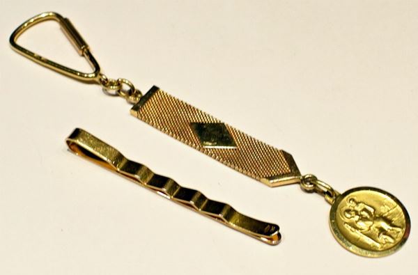 PORTACHIAVI E FERMACRAVATTE IN ORO GIALLO  - Asta ANTIQUARIATO, COLLEZIONISMO E GIOIELLI - Poggio Bracciolini Casa d'Aste