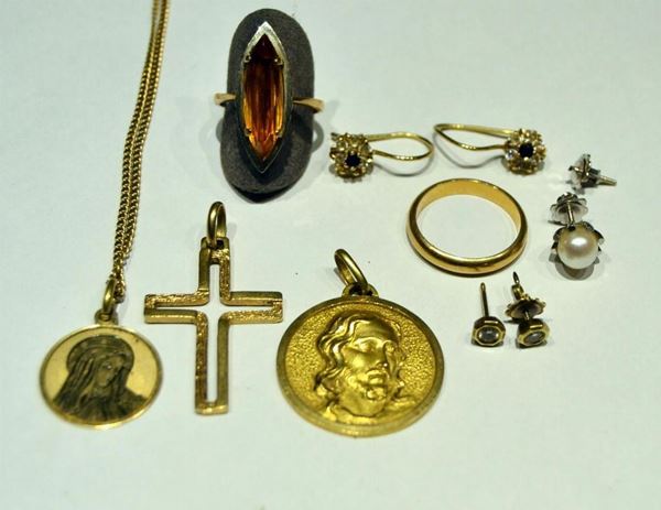 LOTTO COMPOSTO DA TRE PENDENTI, CATENA, DUE ANELLI  - Asta ANTIQUARIATO, COLLEZIONISMO E GIOIELLI - Poggio Bracciolini Casa d'Aste