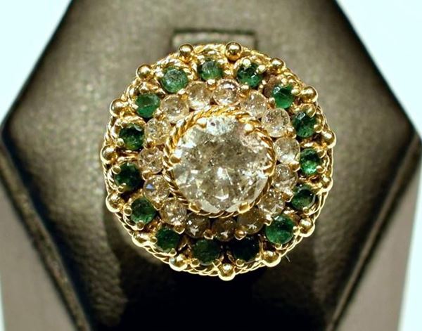 ANELLO IN ORO GIALLO , DIAMANTI E RUBINI