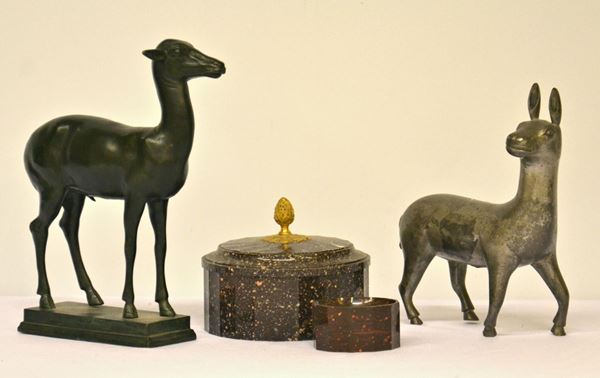 Cofanetto e posacenere, sec. XX, in porfido