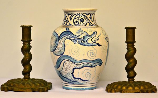 Coppia di candelabri, sec. XX,  - Asta ANTIQUARIATO, COLLEZIONISMO E GIOIELLI - Poggio Bracciolini Casa d'Aste