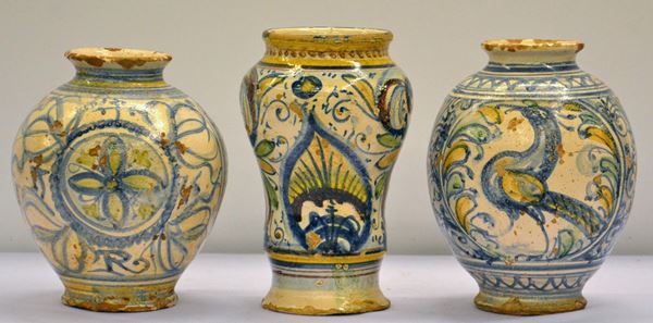 Coppia di vasi ed un albarello, sec. XIX,  - Asta ANTIQUARIATO, COLLEZIONISMO E GIOIELLI - Poggio Bracciolini Casa d'Aste