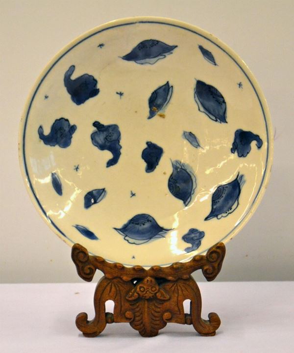 Piatto, Cina, sec. XIX, in maiolica decorata,