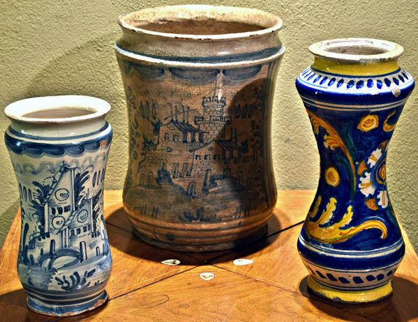 Tre albarelli, Italia meridionale, sec. XVIII,  - Asta ANTIQUARIATO, COLLEZIONISMO E GIOIELLI - Poggio Bracciolini Casa d'Aste
