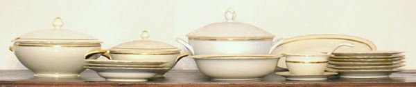 Servito di piatti, sec. XX, in ceramica
