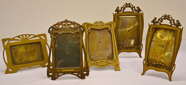 Cinque cornici, Liberty, in metallo dorato,  - Asta ANTIQUARIATO, COLLEZIONISMO E GIOIELLI - Poggio Bracciolini Casa d'Aste
