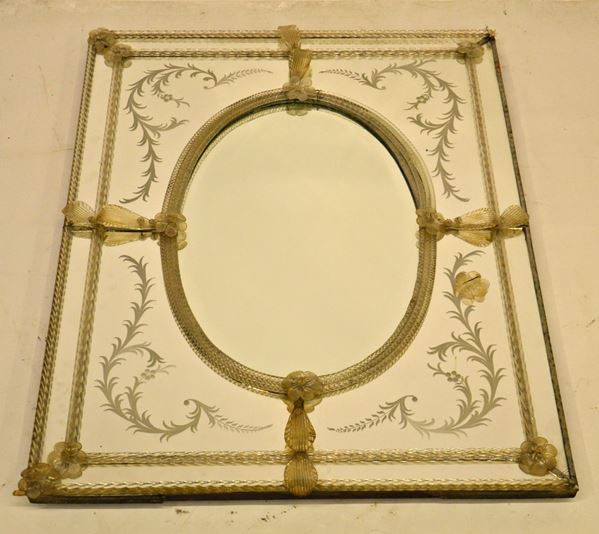 Specchiera, sec. XX, in vetro di Murano  - Asta ANTIQUARIATO, COLLEZIONISMO E GIOIELLI - Poggio Bracciolini Casa d'Aste