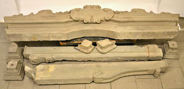 Camino, sec. XIX, in pietra lavorata  - Asta ANTIQUARIATO, COLLEZIONISMO E GIOIELLI - Poggio Bracciolini Casa d'Aste
