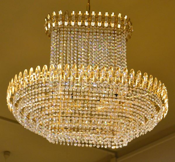 Lampadario, sec. XX, in metallo dorato con fili