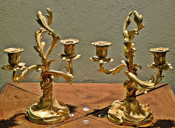 Coppia di candelieri, sec. XIX, in bronzo,
