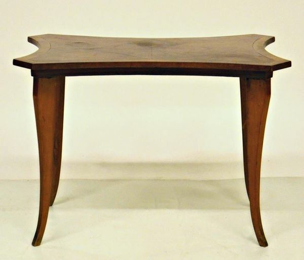 Tavolino, sec. XX, in noce,  - Asta ANTIQUARIATO, COLLEZIONISMO E GIOIELLI - Poggio Bracciolini Casa d'Aste