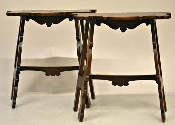 Coppia di consolle, in stile 700, in noce,