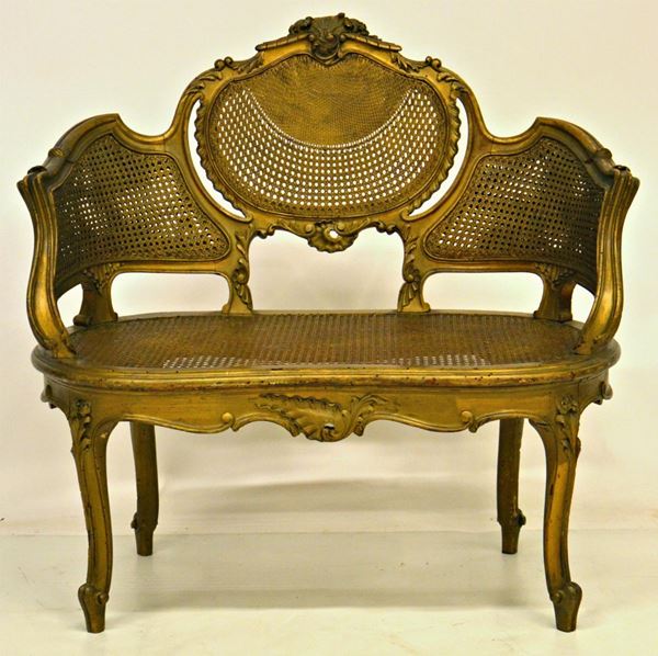 Piccolo divano, in stile 700, in legno laccato,  - Asta ANTIQUARIATO, COLLEZIONISMO E GIOIELLI - Poggio Bracciolini Casa d'Aste