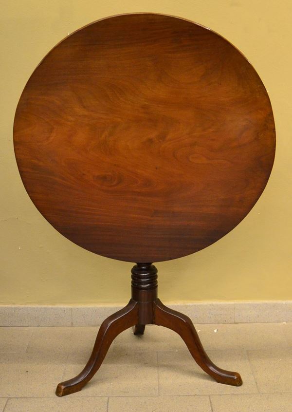 Tavolino, sec. XIX, in noce,  - Asta ANTIQUARIATO, COLLEZIONISMO E GIOIELLI - Poggio Bracciolini Casa d'Aste