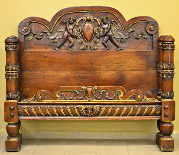 Letto, sec. XVIII, in noce intagliato a stemma