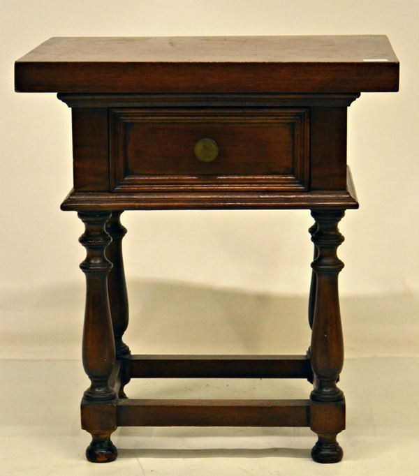 Tavolino, in stile 600, in noce, un cassetto,  - Asta ANTIQUARIATO, COLLEZIONISMO E GIOIELLI - Poggio Bracciolini Casa d'Aste