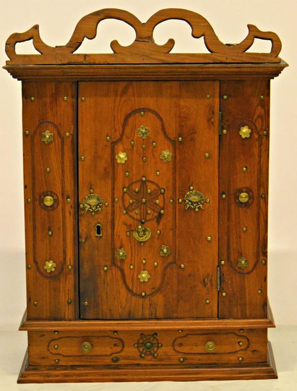 Pensile, sec. XIX, in castagno, uno sportello  - Asta ANTIQUARIATO, COLLEZIONISMO E GIOIELLI - Poggio Bracciolini Casa d'Aste