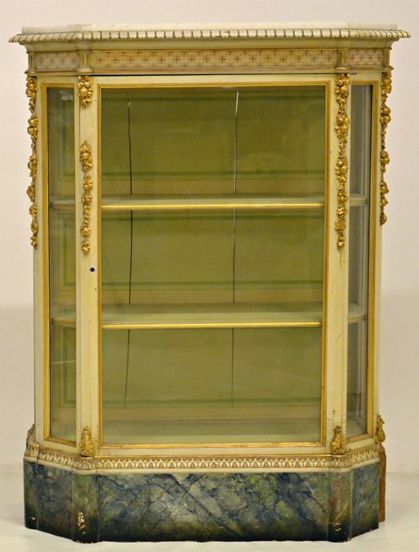 Vetrina, sec. XIX, in legno laccato con intagli