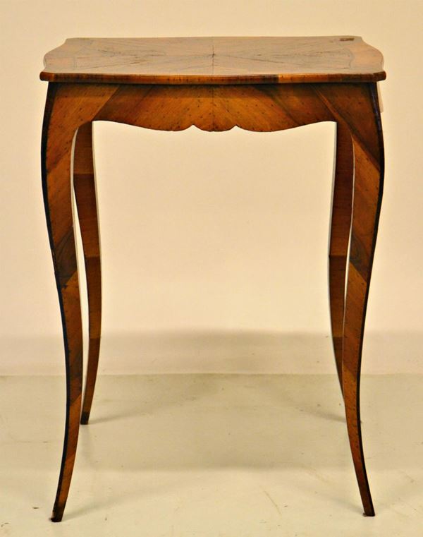 Tavolino, sec. XIX, in noce, piano mosso,