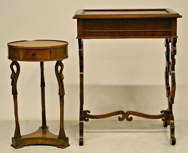 Due tavolini, sec. XIX, lastronati in radica, un cassetto,  - Asta ANTIQUARIATO, COLLEZIONISMO E GIOIELLI - Poggio Bracciolini Casa d'Aste