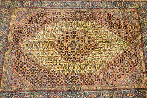 Tappeto persiano, sec. XX, fondo multicolore  - Asta ANTIQUARIATO, COLLEZIONISMO E GIOIELLI - Poggio Bracciolini Casa d'Aste