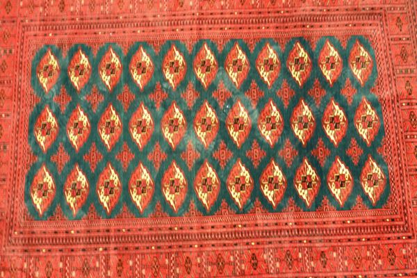 Tappeto Bukara, sec. XX, fondo rosso  - Asta ANTIQUARIATO, COLLEZIONISMO E GIOIELLI - Poggio Bracciolini Casa d'Aste