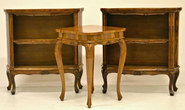 Coppia di piccole librerie e tavolino, sec. XX,  - Asta ANTIQUARIATO, COLLEZIONISMO E GIOIELLI - Poggio Bracciolini Casa d'Aste