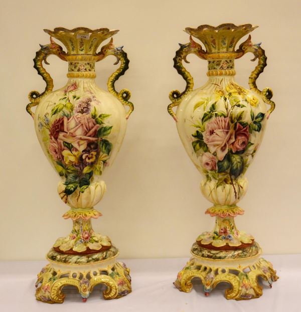 Coppia di vasi, sec. XX, in maiolica