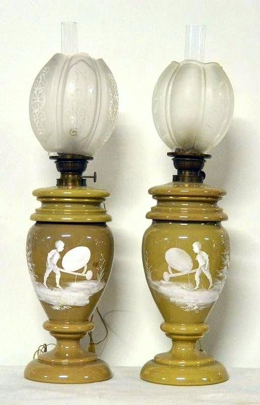 Coppia di lumi a petrolio, sec. XIX, in opalina&nbsp;&nbsp;&nbsp;&nbsp;&nbsp;&nbsp;&nbsp;&nbsp;&nbsp;&nbsp;&nbsp;&nbsp;&nbsp;&nbsp;&nbsp;&nbsp;&nbsp;&nbsp;&nbsp;&nbsp;&nbsp;&nbsp;&nbsp;  - Asta ANTIQUARIATO, COLLEZIONISMO E GIOIELLI - Poggio Bracciolini Casa d'Aste