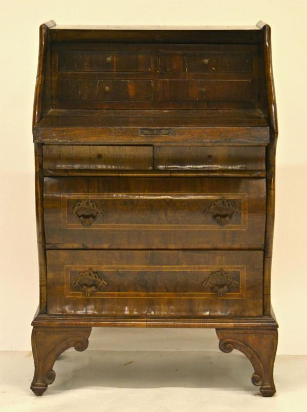 Piccola ribalta, inizi sec. XX, lastronata in radica,  - Asta ANTIQUARIATO, COLLEZIONISMO E GIOIELLI - Poggio Bracciolini Casa d'Aste