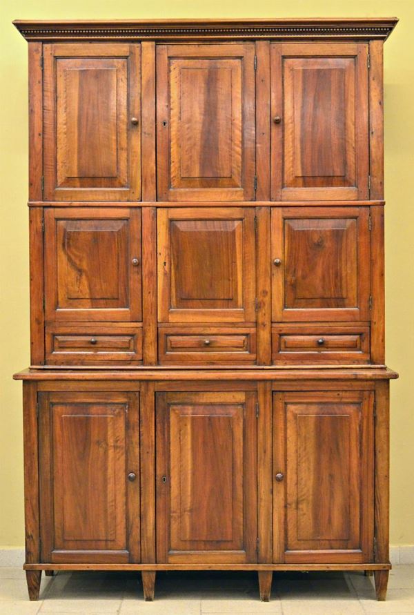 Mobile a due corpi, inizi sec. XIX, in noce,  - Asta ANTIQUARIATO, COLLEZIONISMO E GIOIELLI - Poggio Bracciolini Casa d'Aste