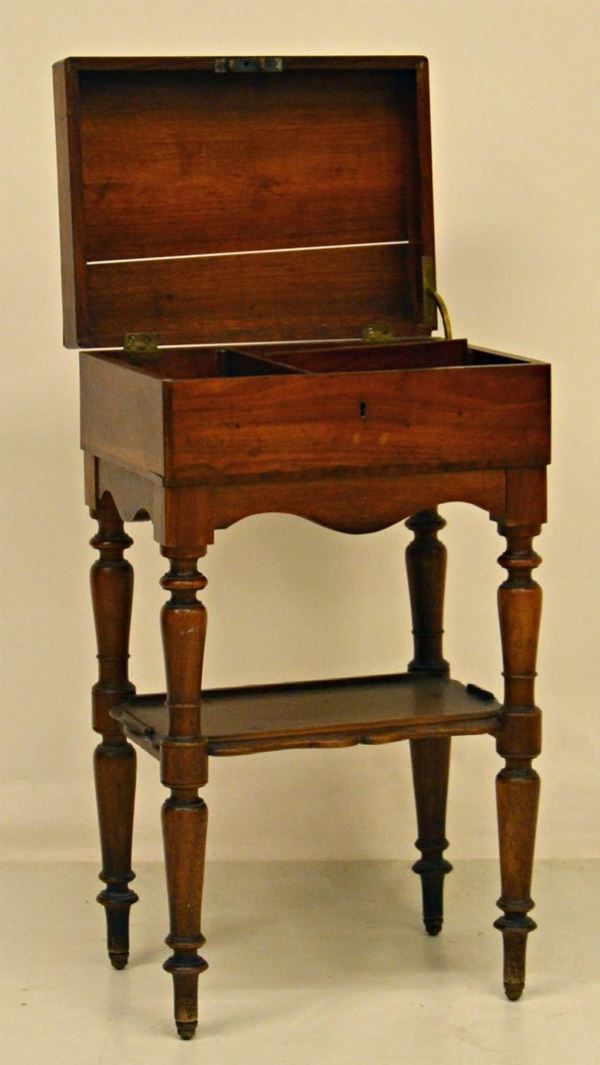 Tavolino da lavoro, sec. XIX, in pioppo,  - Asta ANTIQUARIATO, COLLEZIONISMO E GIOIELLI - Poggio Bracciolini Casa d'Aste