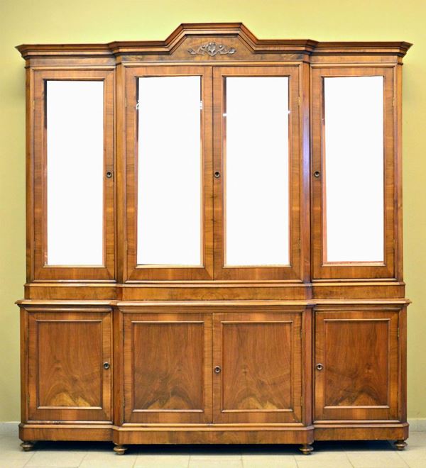 Libreria a due corpi, sec. XX, in noce,  - Asta ANTIQUARIATO, COLLEZIONISMO E GIOIELLI - Poggio Bracciolini Casa d'Aste