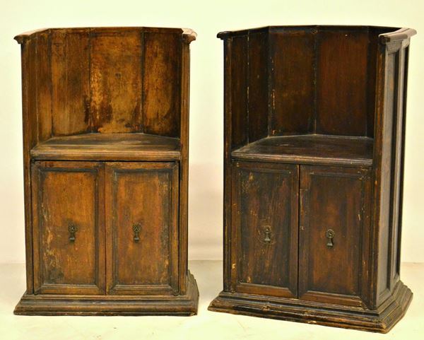 Due scranni, sec. XVIII, in noce,  - Asta ANTIQUARIATO, COLLEZIONISMO E GIOIELLI - Poggio Bracciolini Casa d'Aste