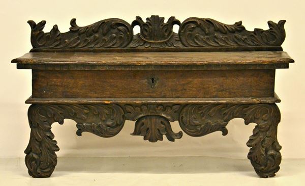 Cassapanca, sec. XVIII, in noce intagliato,  - Asta ANTIQUARIATO, COLLEZIONISMO E GIOIELLI - Poggio Bracciolini Casa d'Aste