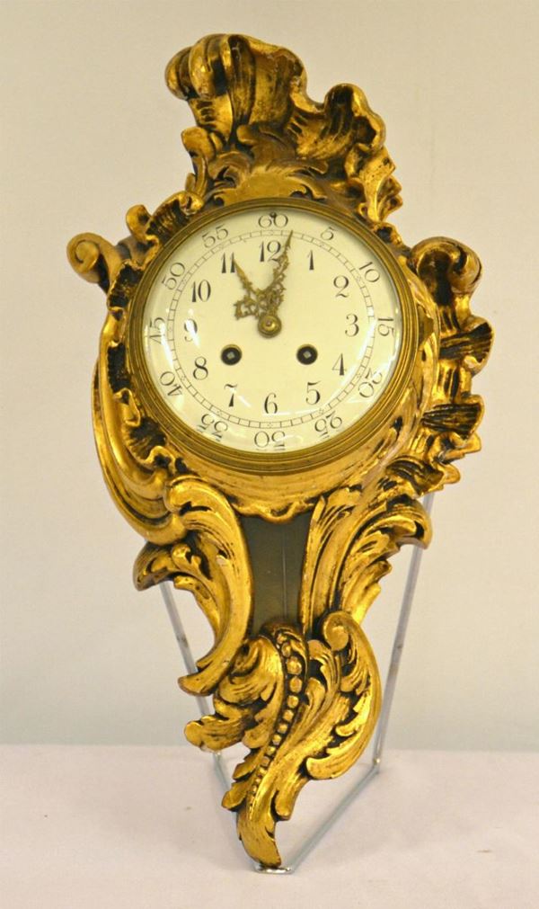 Orologio, in stile '700, in legno dorato  - Asta ANTIQUARIATO, COLLEZIONISMO E GIOIELLI - Poggio Bracciolini Casa d'Aste