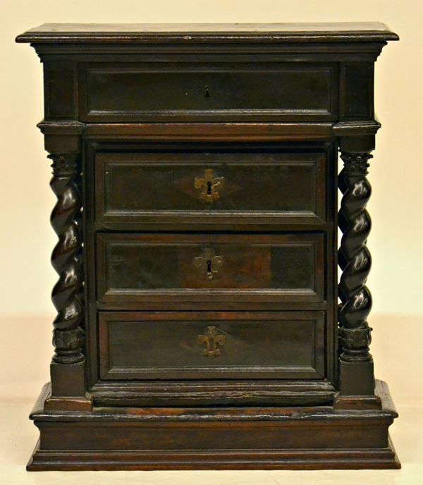 Credenzino, sec. XVIII, in noce, quattro cassetti,