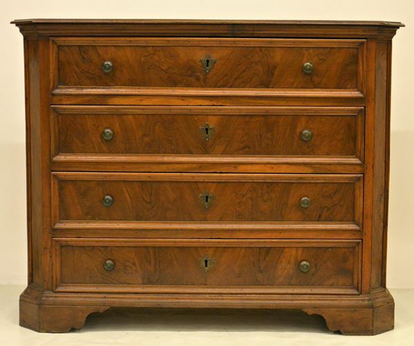 Cassettone, sec. XVIII, in noce, quattro cassetti,  - Asta ANTIQUARIATO, COLLEZIONISMO E GIOIELLI - Poggio Bracciolini Casa d'Aste