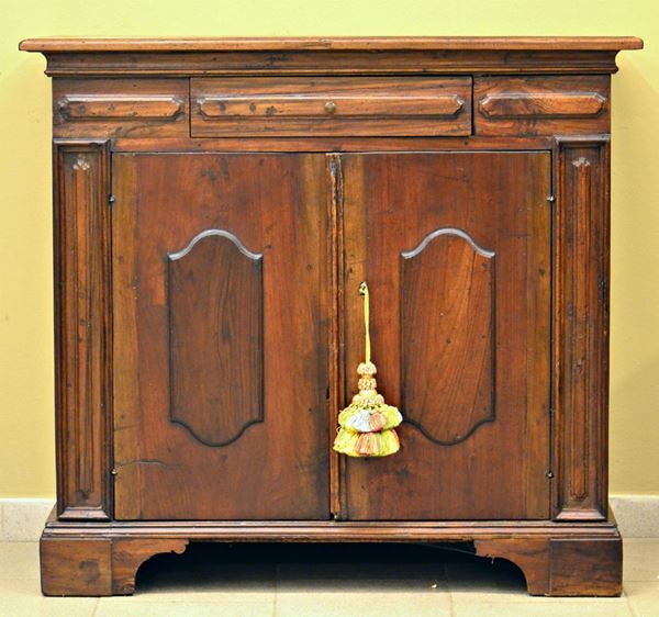 Credenzino, sec. XX, in noce, due sportelli,