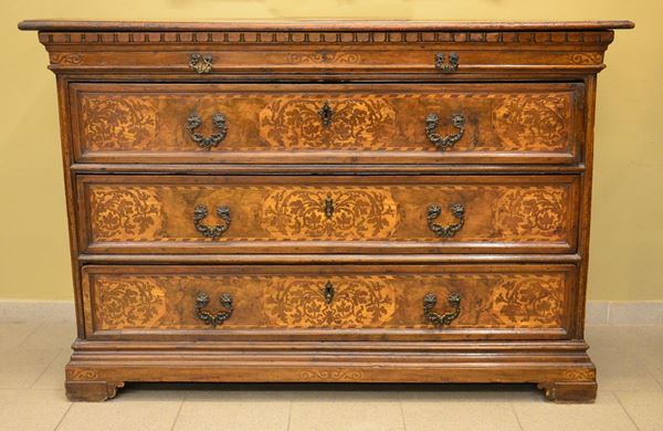Cassettone, Veneto, sec. XVIII, in noce  - Asta ANTIQUARIATO, COLLEZIONISMO E GIOIELLI - Poggio Bracciolini Casa d'Aste