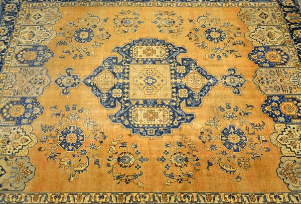 Tappeto persiano, inizi sec. XX, fondo  - Asta ANTIQUARIATO, COLLEZIONISMO E GIOIELLI - Poggio Bracciolini Casa d'Aste