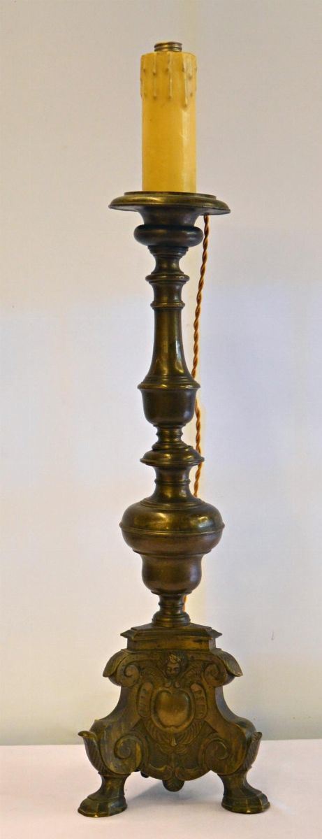 Candeliere, sec. XVIII, in bronzo, alt. cm 60&nbsp;&nbsp;&nbsp;&nbsp;&nbsp;&nbsp;&nbsp;&nbsp;&nbsp;&nbsp;&nbsp;&nbsp;&nbsp;&nbsp;&nbsp;&nbsp;&nbsp;&nbsp;&nbsp;&nbsp;&nbsp;&nbsp;&nbsp;&nbsp;&nbsp;&nbsp;&nbsp;&nbsp;&nbsp;&nbsp;&nbsp;&nbsp;&nbsp;&nbsp;&nbsp;&nbsp;&nbsp;&nbsp;&nbsp;&nbsp;&nbsp;&nbsp;&nbsp;&nbsp;&nbsp;&nbsp;&nbsp;&nbsp;&nbsp;&nbsp;&nbsp;&nbsp;&nbsp;&nbsp;