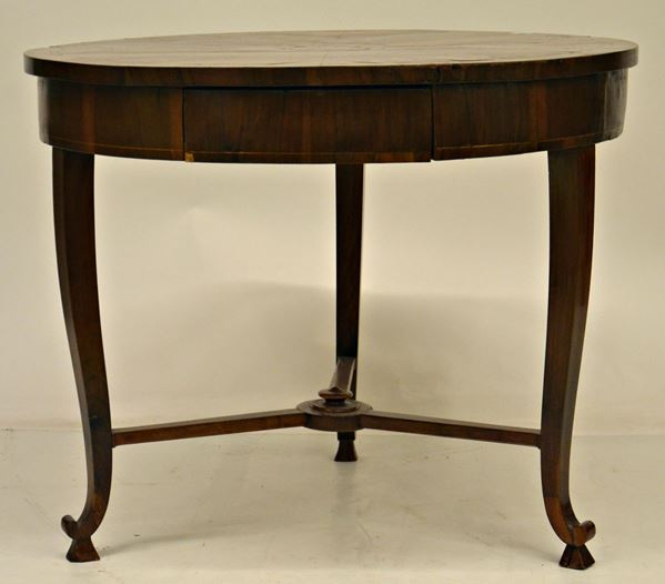 Tavolo, sec. XVIII, in noce filettato, piano circolare,