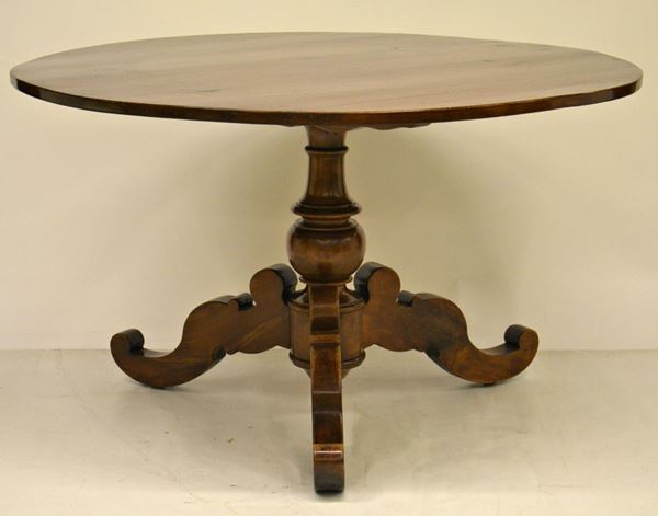 Tavolo, inizi sec. XX, in noce, piano circolare,  - Asta ANTIQUARIATO, COLLEZIONISMO E GIOIELLI - Poggio Bracciolini Casa d'Aste