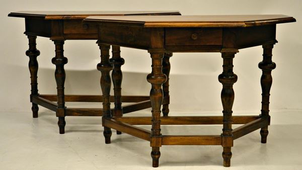 Coppia di consolle, in stile 700, in olmo,