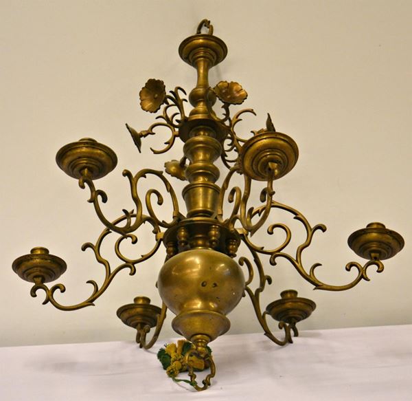 Lampadario, sec. XX, in bronzo a sei luci, cm 70x61&nbsp;&nbsp;&nbsp;&nbsp;&nbsp;&nbsp;&nbsp;&nbsp;&nbsp;&nbsp;&nbsp;&nbsp;&nbsp;&nbsp;&nbsp;&nbsp;&nbsp;&nbsp;&nbsp;&nbsp;&nbsp;&nbsp;&nbsp;&nbsp;&nbsp;&nbsp;&nbsp;&nbsp;&nbsp;&nbsp;&nbsp;&nbsp;&nbsp;&nbsp;&nbsp;&nbsp;&nbsp;&nbsp;&nbsp;&nbsp;&nbsp;&nbsp;&nbsp;&nbsp;&nbsp;&nbsp;&nbsp;&nbsp;&nbsp;&nbsp;&nbsp;&nbsp;&nbsp;