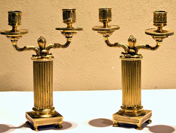 Coppia di candelieri, sec. XIX, in bronzo, due luci  - Asta ANTIQUARIATO, COLLEZIONISMO E GIOIELLI - Poggio Bracciolini Casa d'Aste